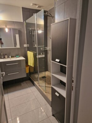 Dusche, kostenlose Toilettenartikel, Haartrockner, Handtücher