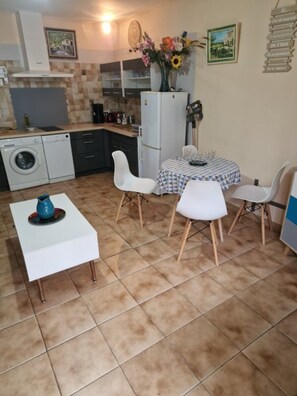 Refrigerador, microondas, horno, placa de cocina