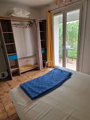 1 chambre, fer et planche à repasser, Wi-Fi gratuit, draps fournis