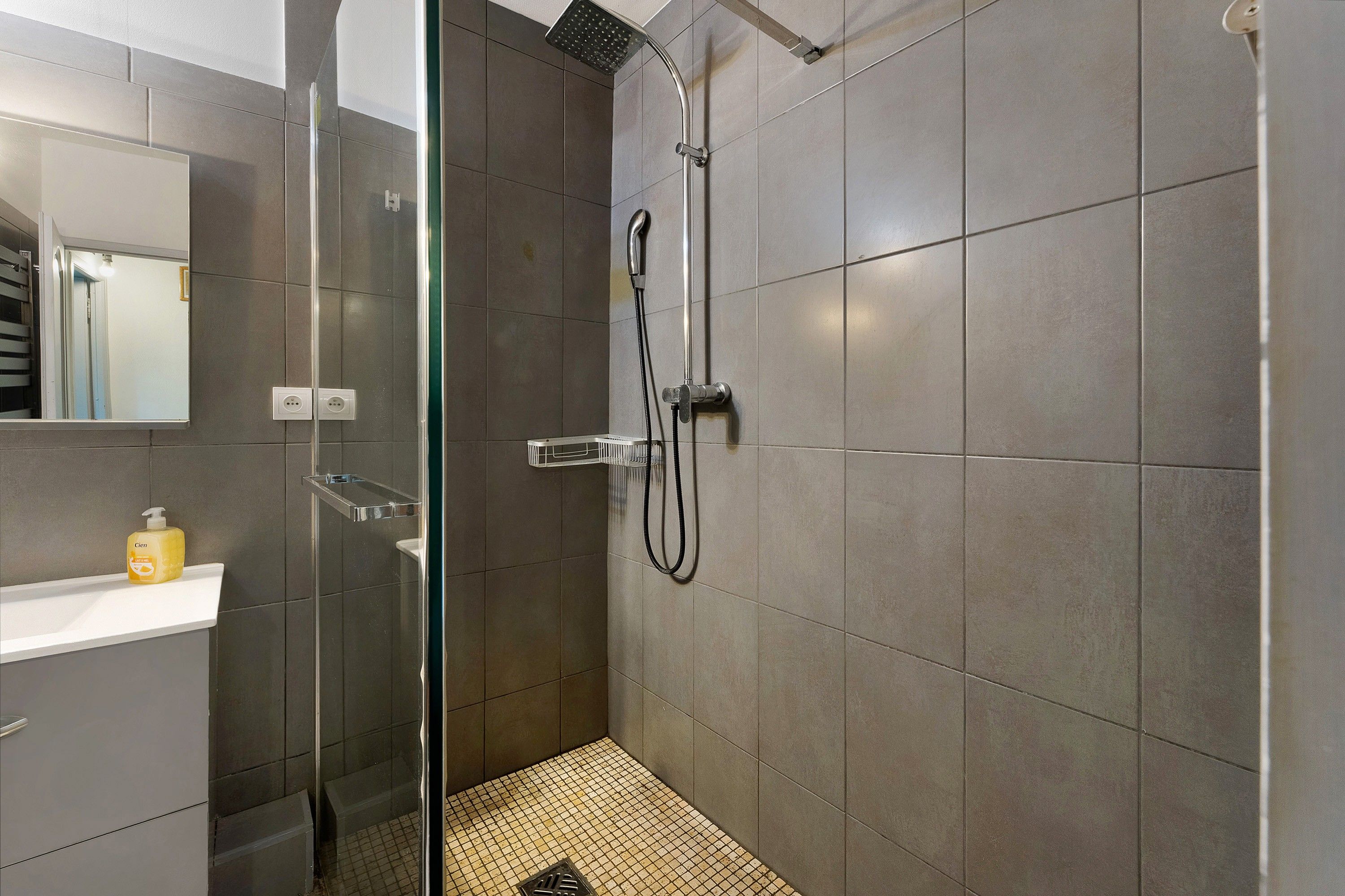 Douche, articles de toilette gratuits, sèche-cheveux
