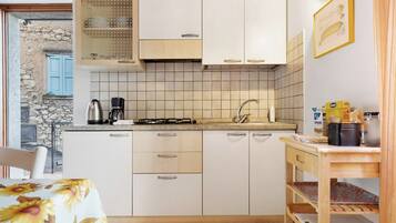 Fridge, stovetop, coffee/tea maker, electric kettle