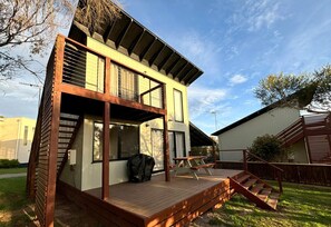 Outdoor dining - Costal Farmhouse Cabin Two (Sunderland Bay)