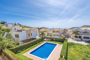 A residential area with a swimming pool surrounded by well-maintained lawns and hedges. - Apartment 'Brightness Comfort In Burgau' with Sea View, Wi-Fi and Air Conditioning (Burgau)