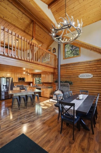 Log cabin loaded with amenities and king beds