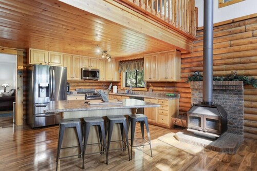 Old Tree Cabin in Pine