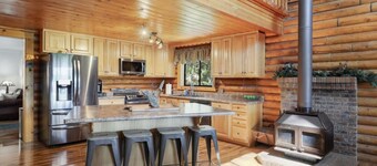 Old Tree Cabin in Pine