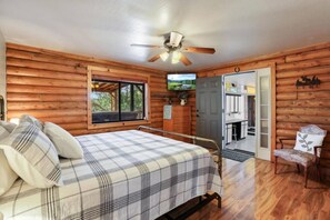 4 bedrooms, desk, iron/ironing board, travel crib