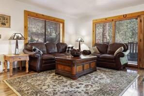 Smart-TV, Kamin, Tischfußball, Bücher