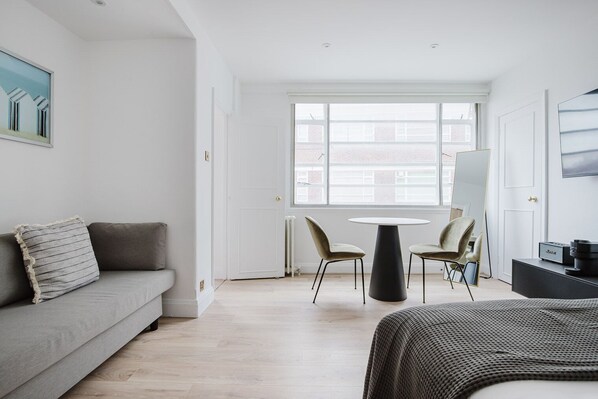 Een televisie en een stereo