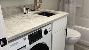 Haartrockner, Handtücher, Seife, Toilettenpapier