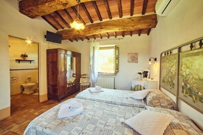 9 chambres, fer et planche à repasser, Wi-Fi, draps fournis