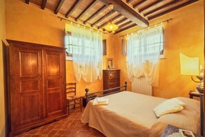 9 slaapkamers, een strijkplank/strijkijzer, wifi, beddengoed