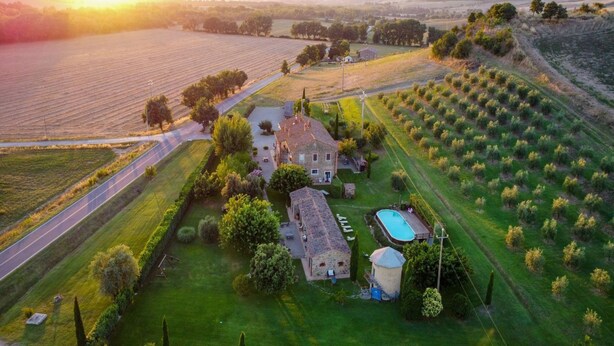 A rural property with a large house, a swimming pool, and expansive fields. - Villa Podere del Papa by MMega (Pienza)