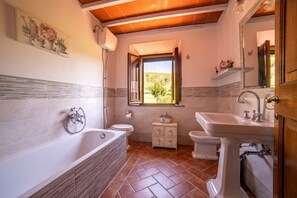 Doccia, asciugacapelli, bidet, asciugamani