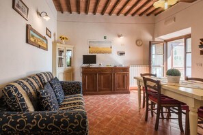 Télévision à écran plat, cheminée