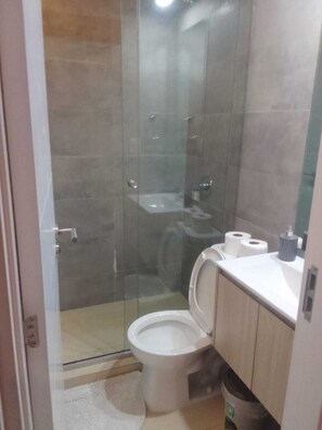 Dusche, Haartrockner, Handtücher, Seife