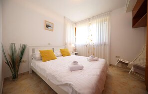 6 bedrooms, travel cot, free WiFi, bed sheets