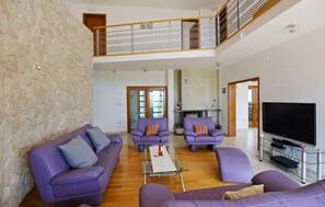 Smart-TV, fotballspill og bordtennis