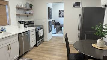 冰箱、微波炉、烤箱、炉灶