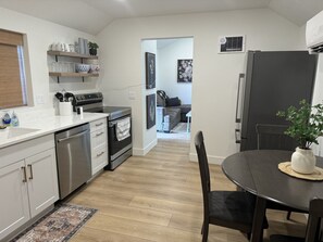 Fridge, microwave, oven, stovetop - Cozy Cottage Near Hospital (Billings)