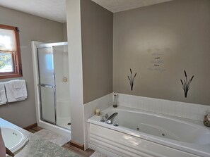 Dusche, Whirlpool, Haartrockner, Handtücher