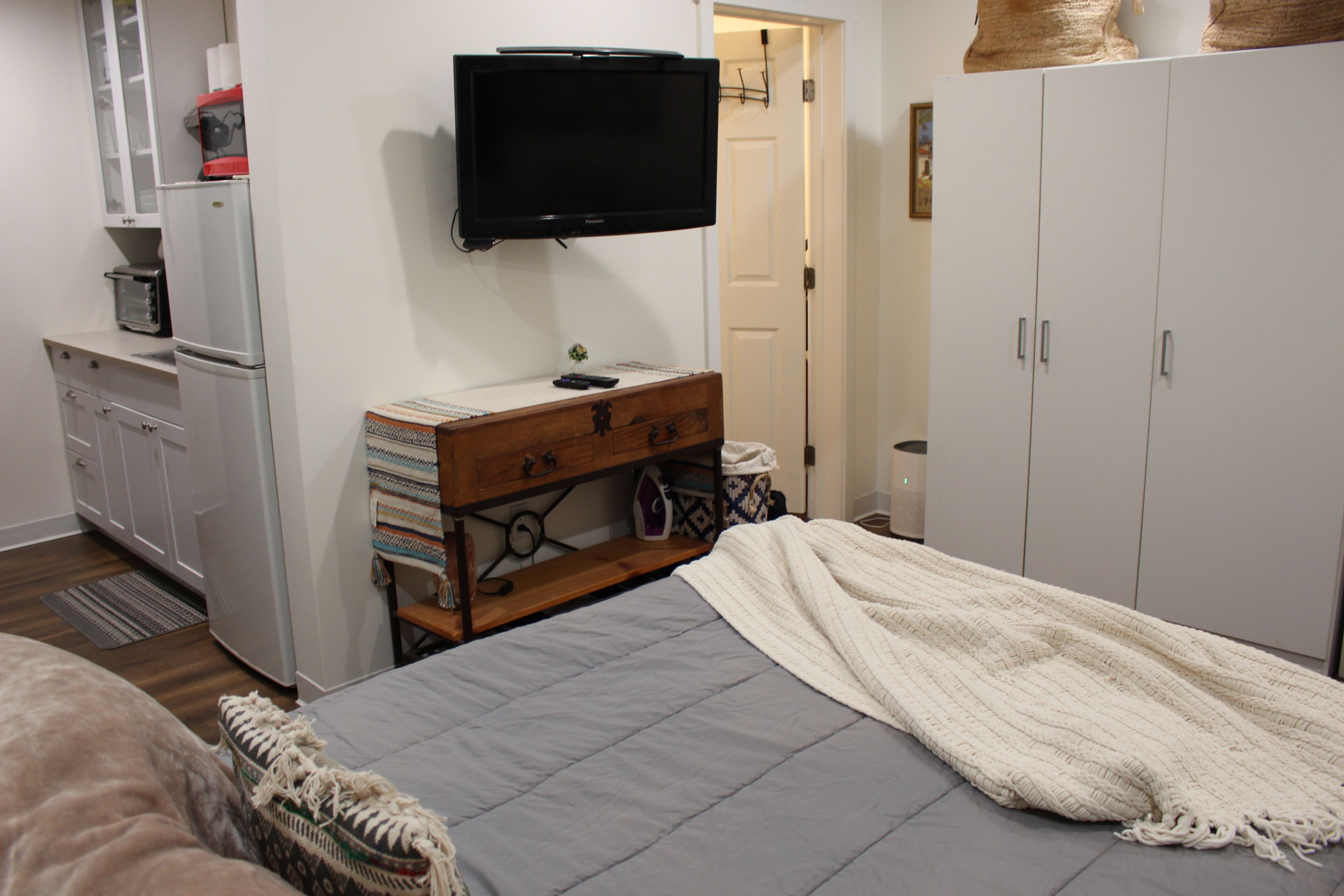 Iron/ironing board, WiFi, bed sheets