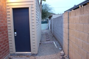 Property grounds - Cozy studio with WiFi and wash/dryer in unit in fantastic Phoenix Near GCU (Phoenix)