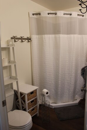 Shower, hair dryer, towels, soap - Cozy studio with WiFi and wash/dryer in unit in fantastic Phoenix Near GCU (Phoenix)