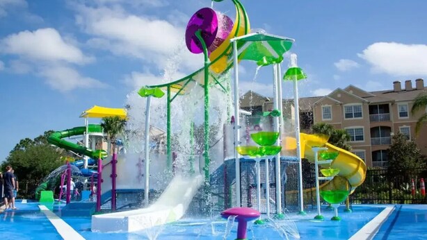 Un parque acuático con múltiples toboganes y atracciones de agua.