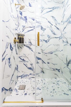 Dusche, Haartrockner, Handtücher, Seife