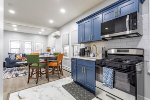 Fridge, microwave, oven, stovetop - Spacious 3-bedroom apartment with WiFi, Parking in welcoming New Rochelle (New Rochelle)