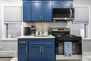 Fridge, microwave, oven, stovetop - Spacious 3-bedroom apartment with WiFi, Parking in welcoming New Rochelle (New Rochelle)