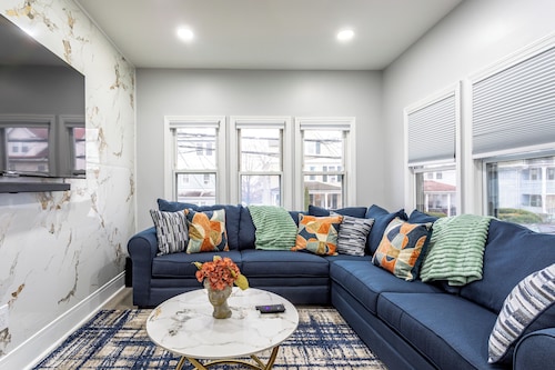 Spacious 3-bedroom apartment with WiFi, Parking in welcoming New Rochelle