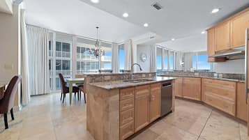 Kylskåp, mikrovågsugn, ugn och spishäll