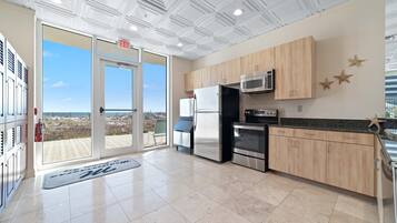 Een koelkast, een magnetron, een oven, een kookplaat