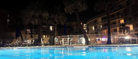 Alberca techada y alberca al aire libre