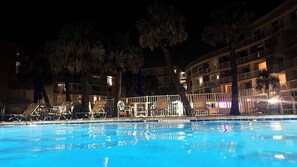 Alberca techada y alberca al aire libre