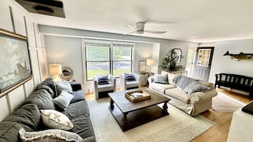 Een smart-tv, een dvd-speler, tafelvoetbal en een tafeltennistafel