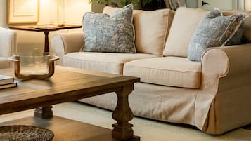 Een smart-tv, een dvd-speler, tafelvoetbal en een tafeltennistafel