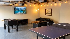 Ein Freizeitbereich mit Tischfußball, Tischtennis und einer Sitzecke.