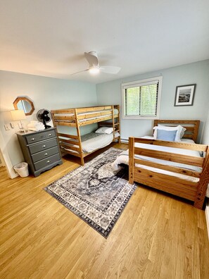 3 bedrooms, desk, iron/ironing board, free WiFi