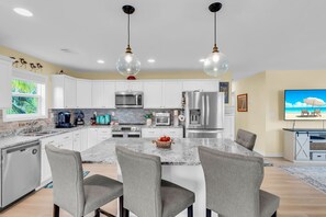 Fridge, microwave, oven, stovetop - Good Times & Tan Lines - 3 Bedroom Beautiful Pool Home with boating access (Ramrod Key)