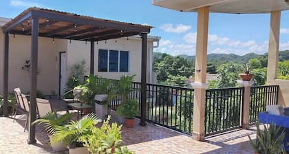 Habitación con aire acondicionado wifi S-Mart TV y agua caliente.