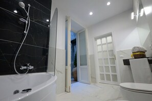 Luxury Triple Room, City View | Bathroom | Hair dryer, bidet, towels, soap - Relais Santa Lucia sul mare  (Naples)