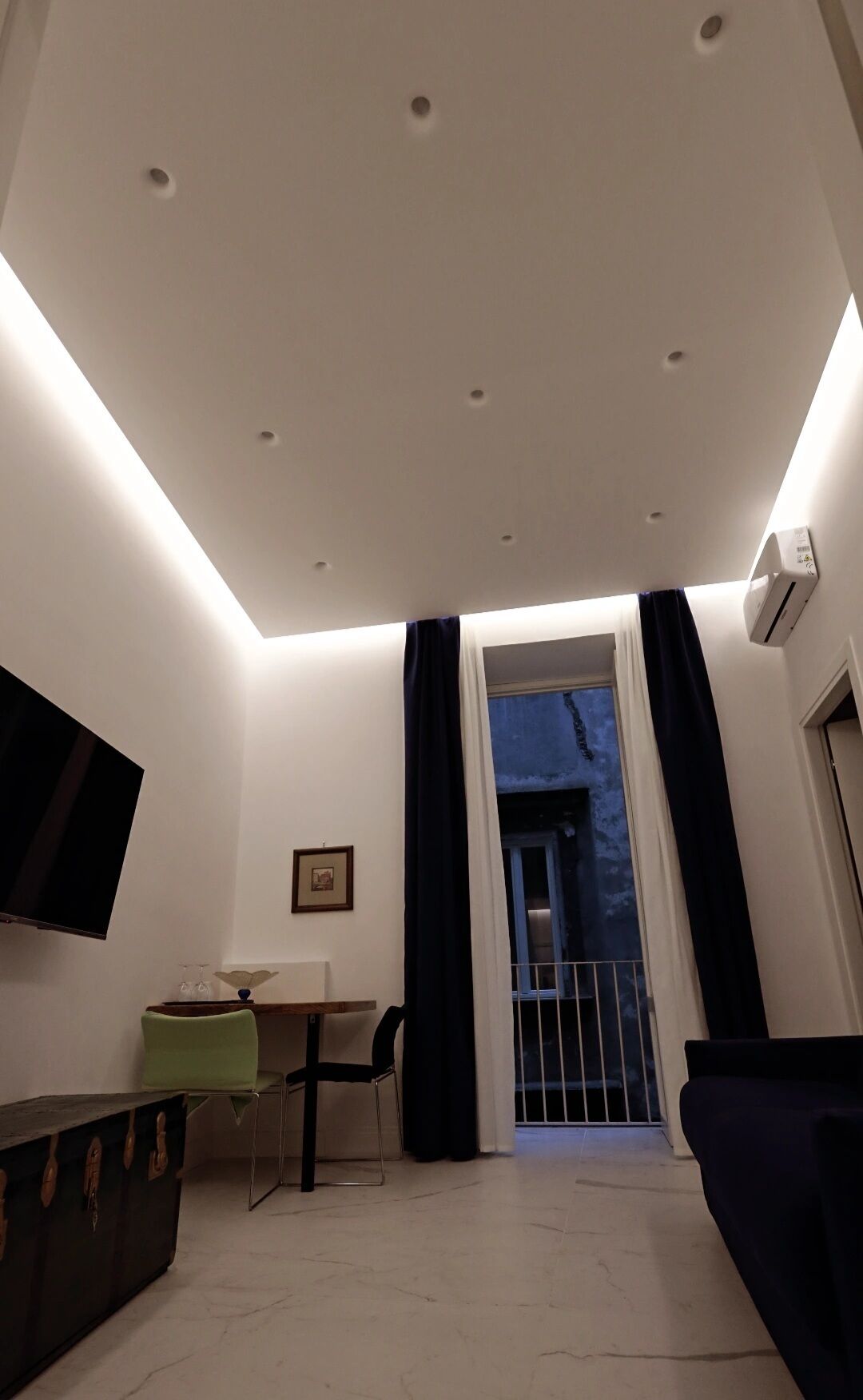 Deluxe-huoneisto, parveke, näköala pihalle | Egyptinpuuvillaiset lakanat, ylelliset vuodevaatteet, untuvapeitot