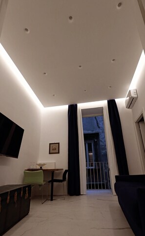 Leilighet – deluxe, balkong, bakgårdsutsikt | Sengetøy i egyptisk bomull, sengetøy av topp kvalitet og dundyner