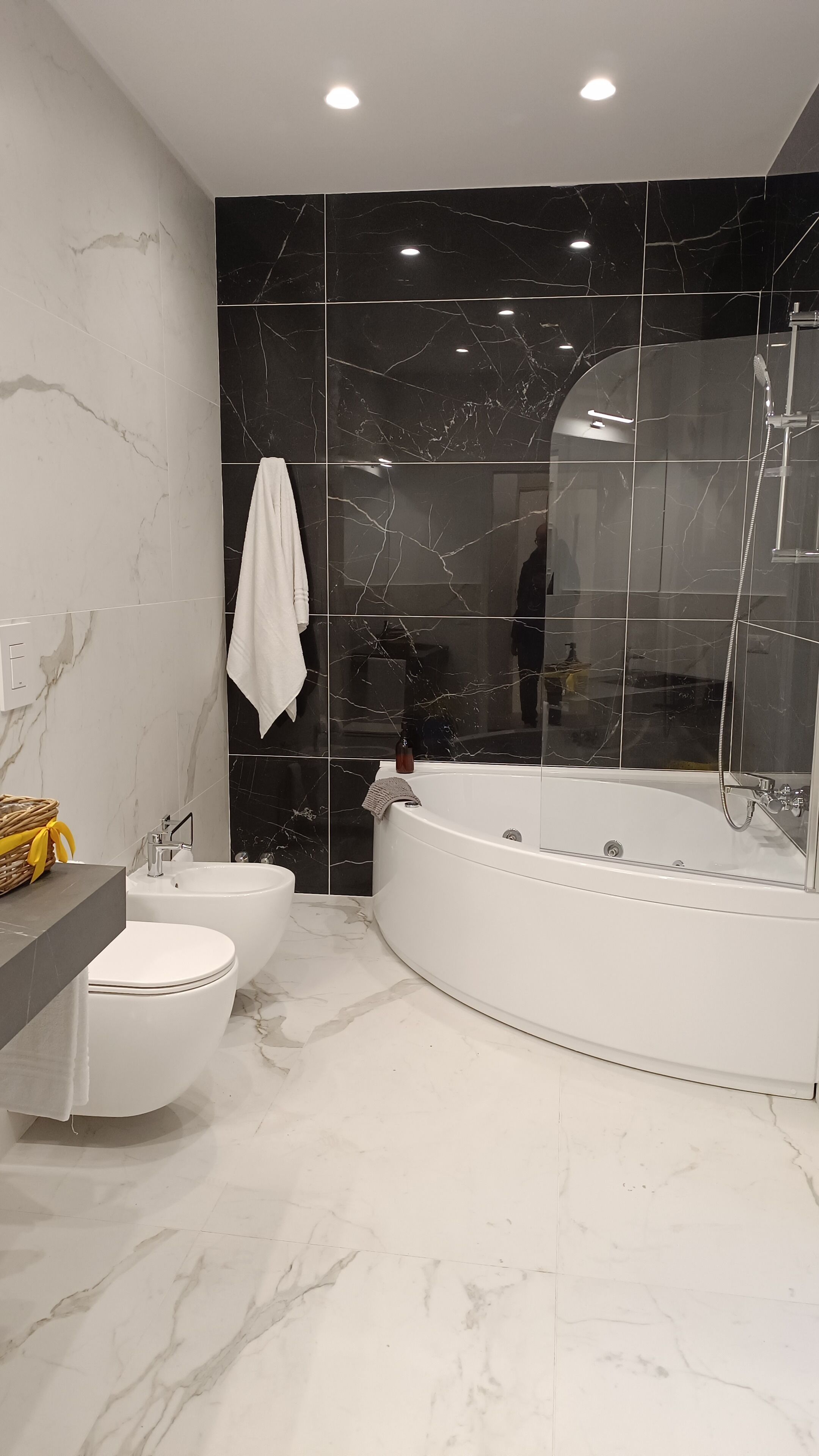 Un baño moderno con una bañera independiente, un inodoro y un bidé.