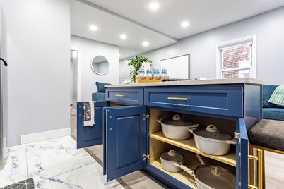 Comfort Meets Style 3-bedroom apartment with WiFi and Parking Close to NYC