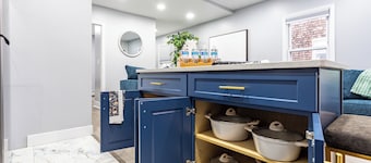 Comfort Meets Style 3-bedroom apartment with WiFi and Parking Close to NYC