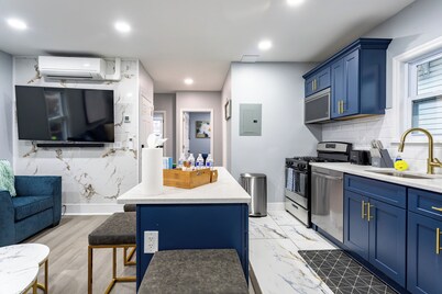 Comfort Meets Style 3-bedroom apartment with WiFi and Parking Close to NYC